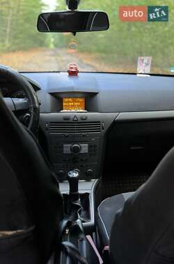 Хэтчбек Opel Astra 2004 в 