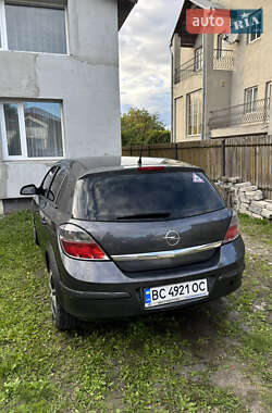 Хэтчбек Opel Astra 2012 в 