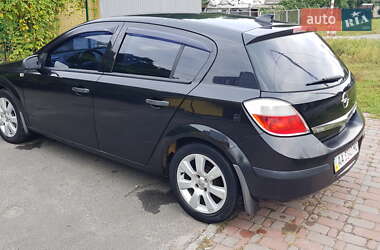 Хэтчбек Opel Astra 2005 в 
