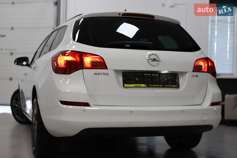 Универсал Opel Astra 2013 в Дрогобыче