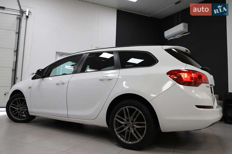 Универсал Opel Astra 2013 в Дрогобыче