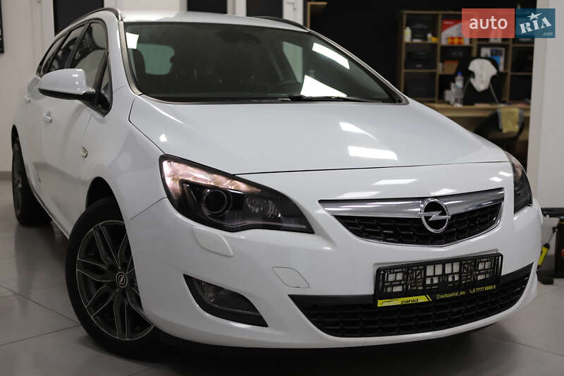Универсал Opel Astra 2013 в Дрогобыче