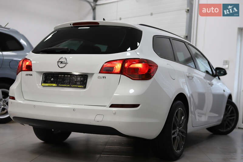 Универсал Opel Astra 2013 в Дрогобыче