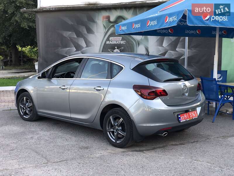 Хэтчбек Opel Astra 2011 в Львове