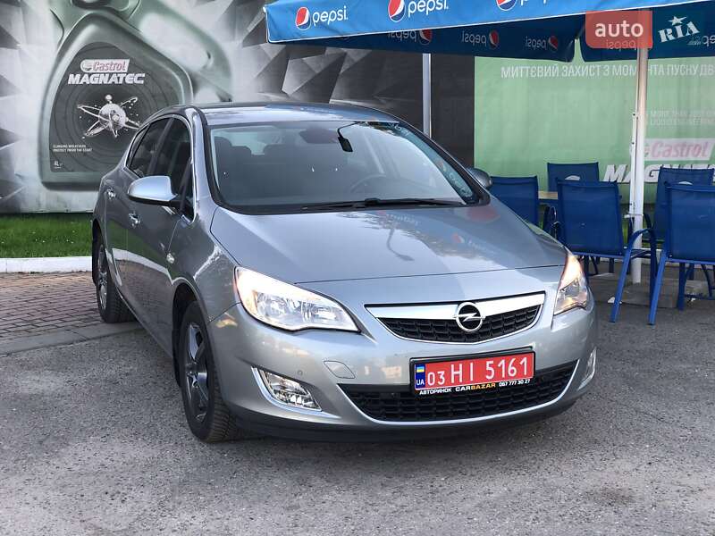 Хэтчбек Opel Astra 2011 в Львове