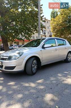 Хэтчбек Opel Astra 2005 в 