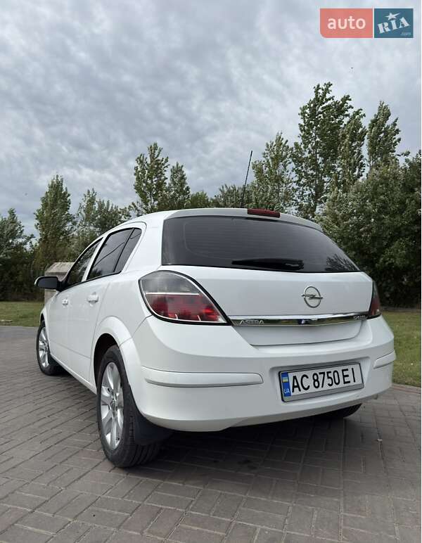 Хетчбек Opel Astra 2011 в Нововолинську