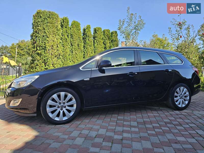 Универсал Opel Astra 2011 в Калуше