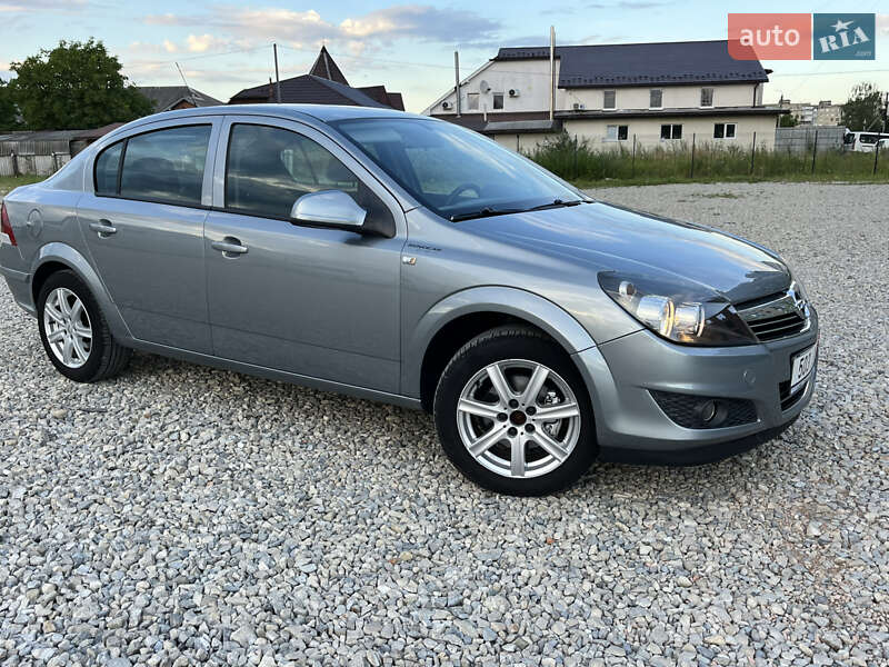 Седан Opel Astra 2011 в Калуші