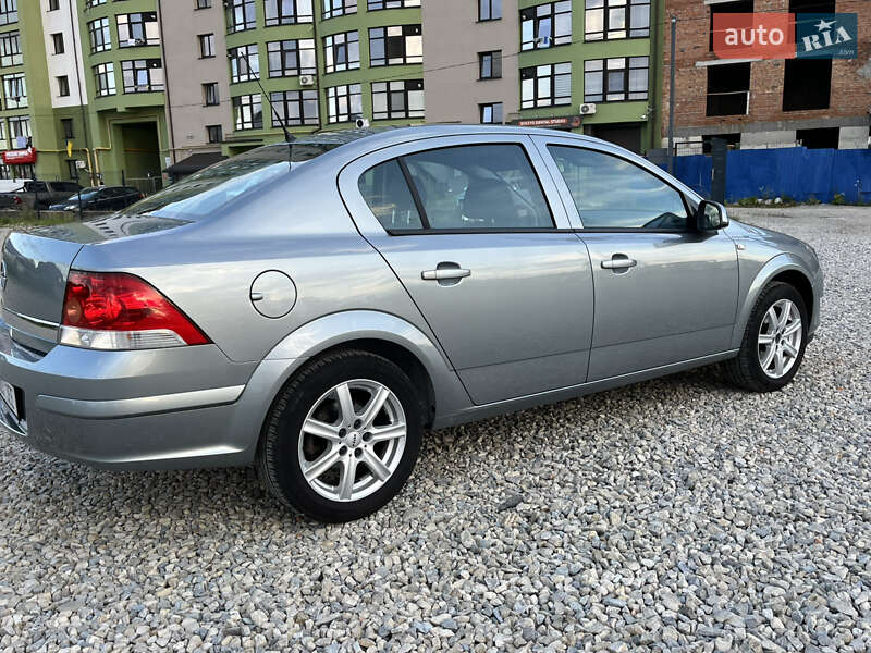Седан Opel Astra 2011 в Калуші