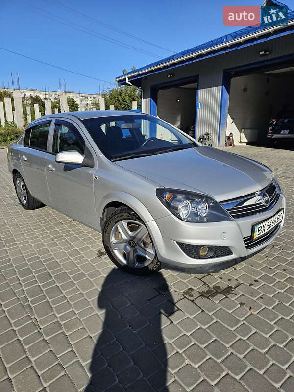 Седан Opel Astra 2011 в Хмельницком