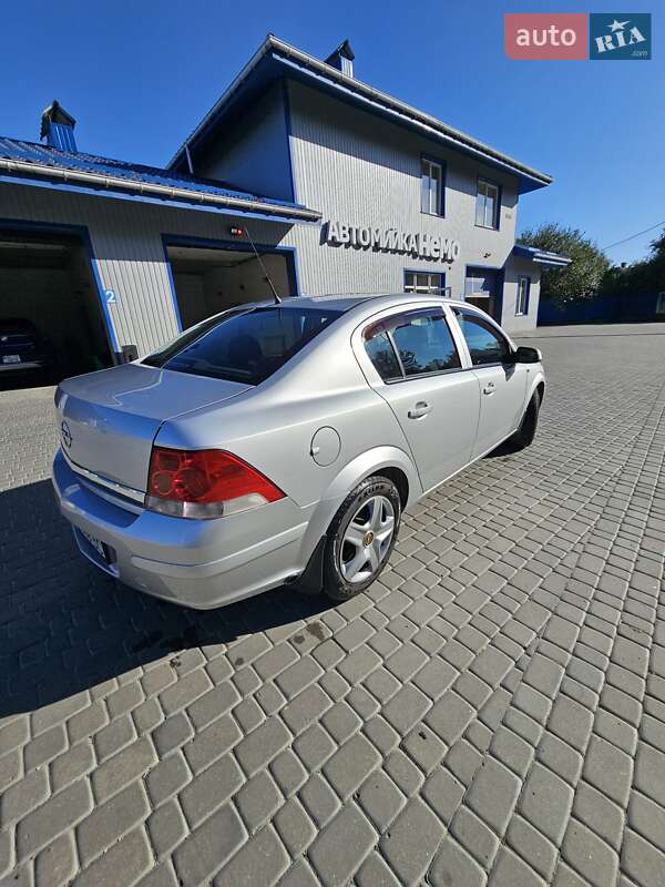 Седан Opel Astra 2011 в Хмельницком