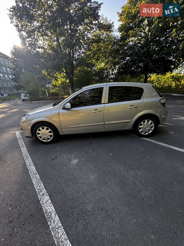 Хэтчбек Opel Astra 2006 в Дрогобыче