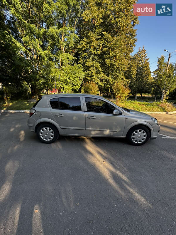 Хэтчбек Opel Astra 2006 в Дрогобыче