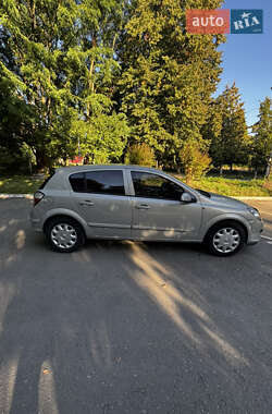 Хэтчбек Opel Astra 2006 в 