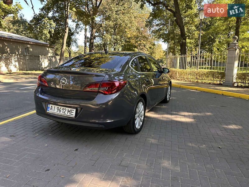 Седан Opel Astra 2013 в Киеве