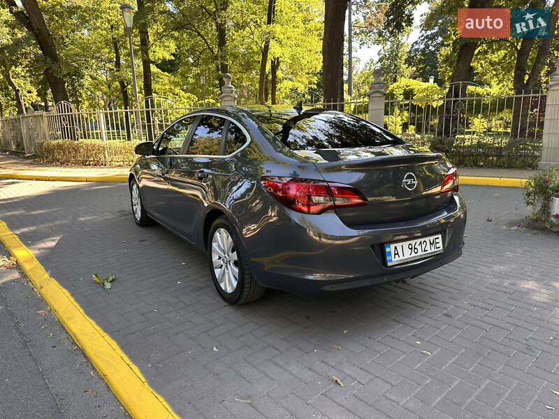 Седан Opel Astra 2013 в Киеве