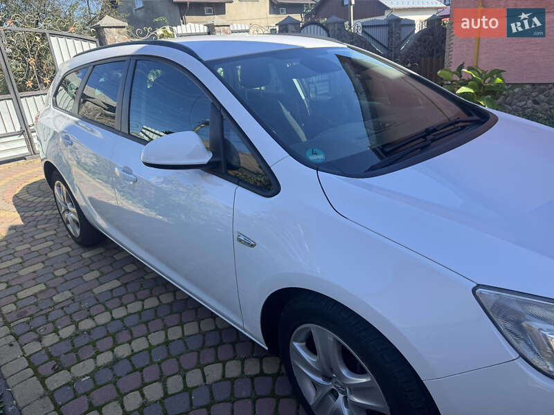 Универсал Opel Astra 2011 в Стрые
