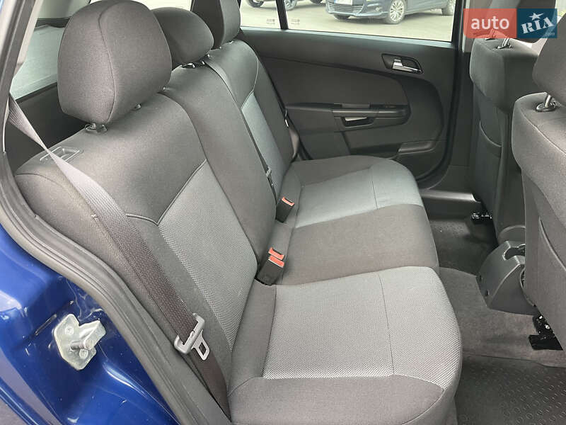 Универсал Opel Astra 2010 в Ровно