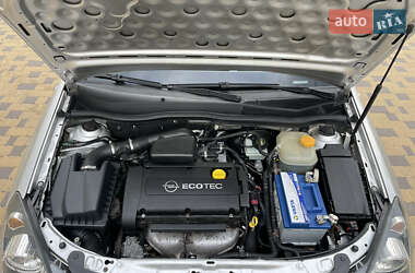 Хэтчбек Opel Astra 2004 в 