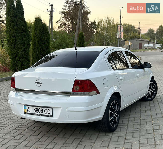 Седан Opel Astra 2012 в Прилуках