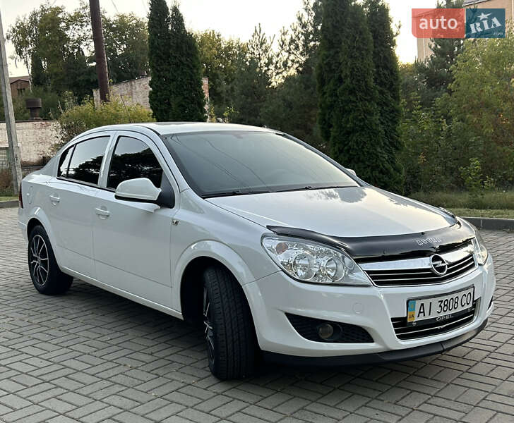 Седан Opel Astra 2012 в Прилуках