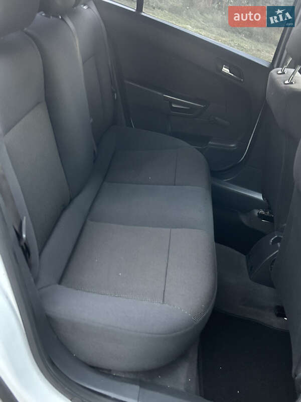Седан Opel Astra 2012 в Прилуках