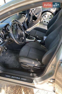 Универсал Opel Astra 2012 в 