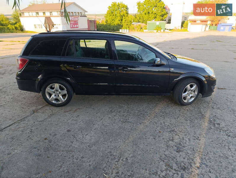 Универсал Opel Astra 2008 в Тростянце