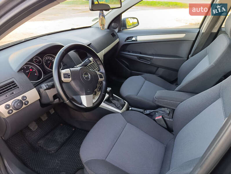 Универсал Opel Astra 2008 в Тростянце