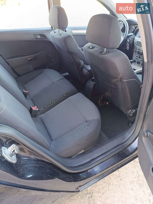 Универсал Opel Astra 2008 в Тростянце