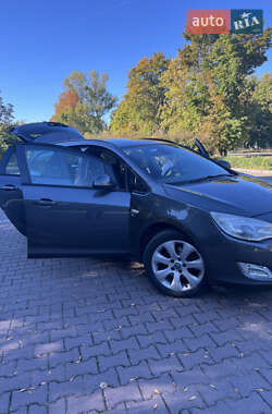 Универсал Opel Astra 2012 в 