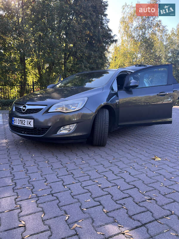 Універсал Opel Astra 2012 в Миргороді
