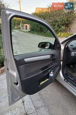Хэтчбек Opel Astra 2005 в 