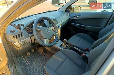 Хэтчбек Opel Astra 2006 в 