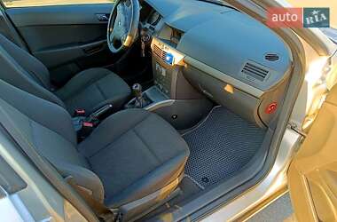 Хэтчбек Opel Astra 2006 в 