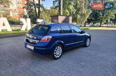 Хэтчбек Opel Astra 2005 в 
