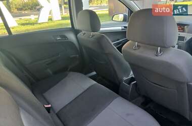 Хэтчбек Opel Astra 2005 в 