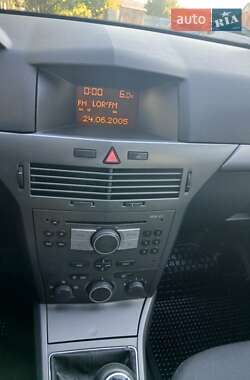 Хэтчбек Opel Astra 2005 в 