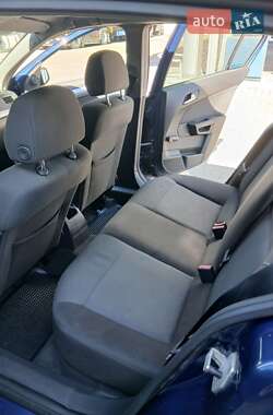 Хэтчбек Opel Astra 2005 в 
