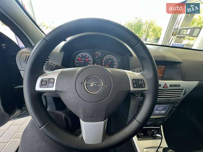 Седан Opel Astra 2013 в Николаеве