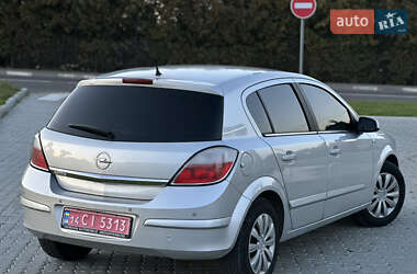 Хэтчбек Opel Astra 2005 в 
