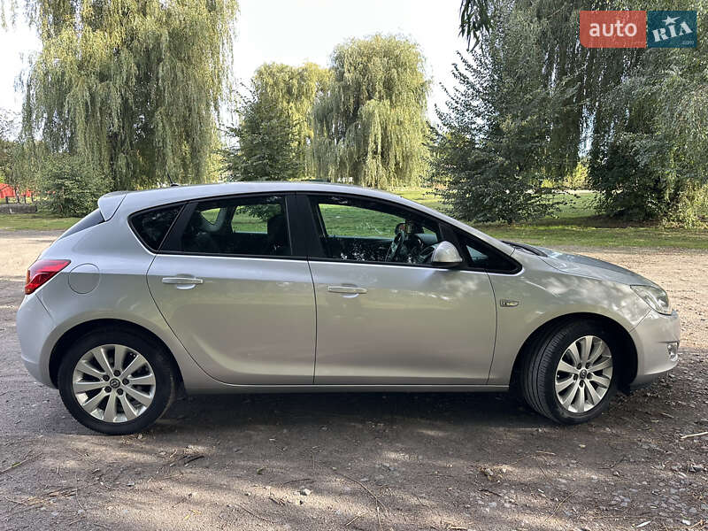 Хэтчбек Opel Astra 2011 в Владимире
