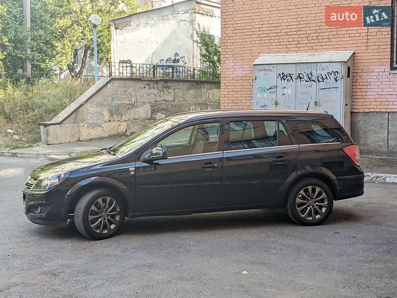 Универсал Opel Astra 2010 в Полтаве