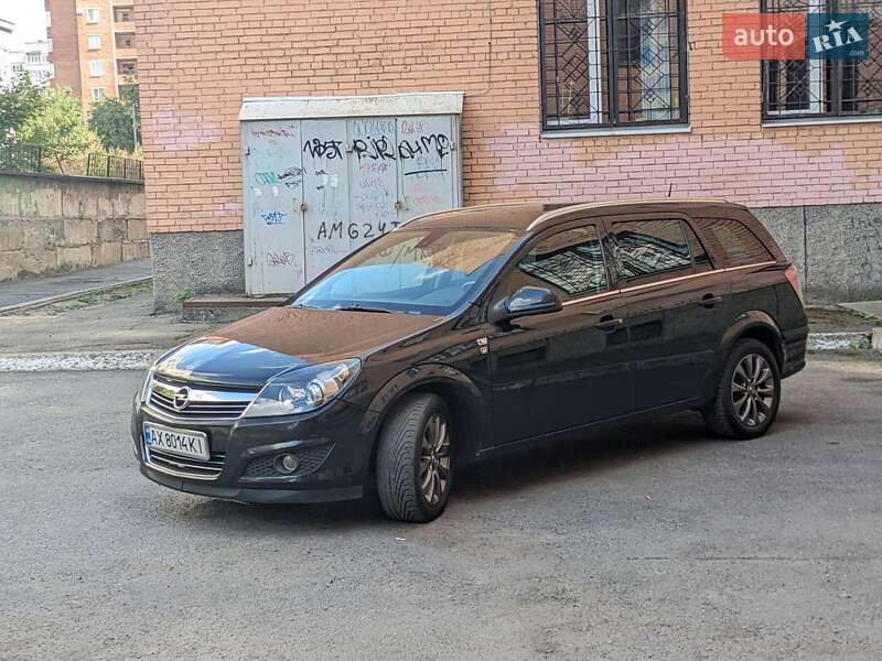 Универсал Opel Astra 2010 в Полтаве