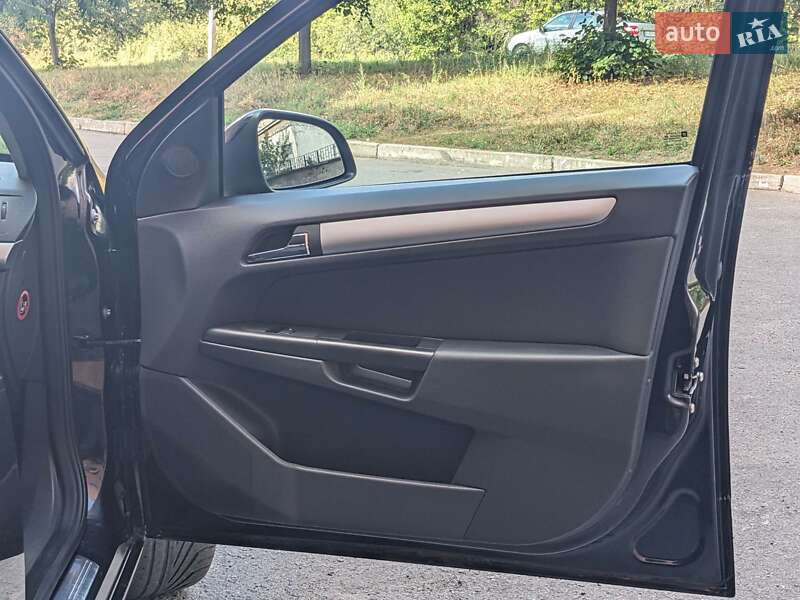 Универсал Opel Astra 2010 в Полтаве