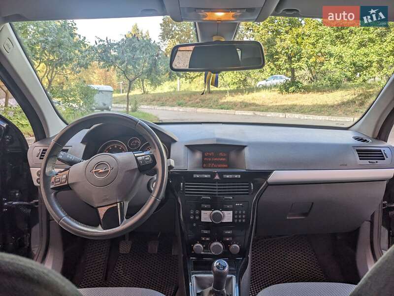 Универсал Opel Astra 2010 в Полтаве
