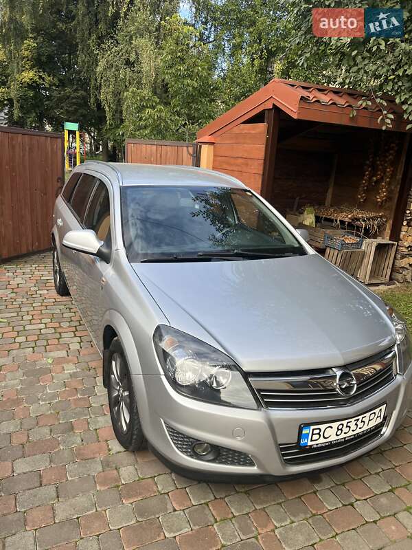 Универсал Opel Astra 2010 в 