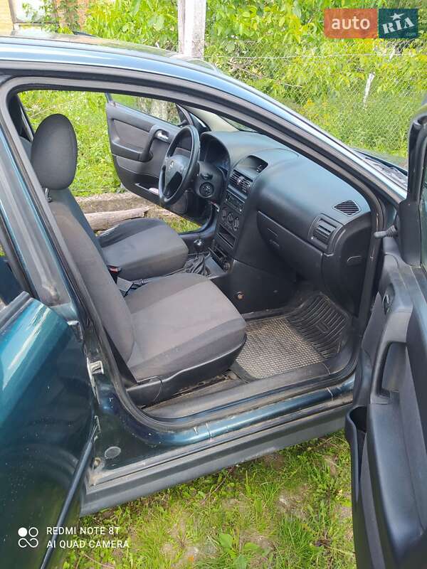 Седан Opel Astra 2004 в Городке