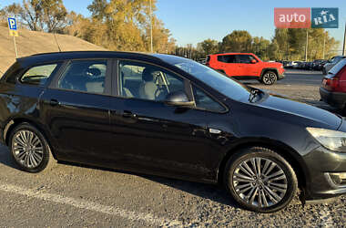 Универсал Opel Astra 2013 в 